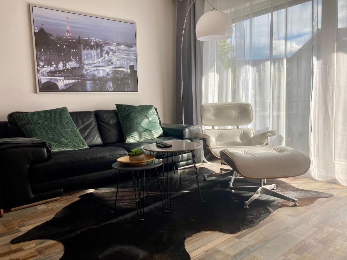 Living At Saarpartments -Adultsonly- 2 Bedrooms, Kitchen - Business & Holiday Apartments For Long- And Short Term Stay, 3 Min To Train Station, Secure E-Bike Parking! Saarbrücken Exteriör bild